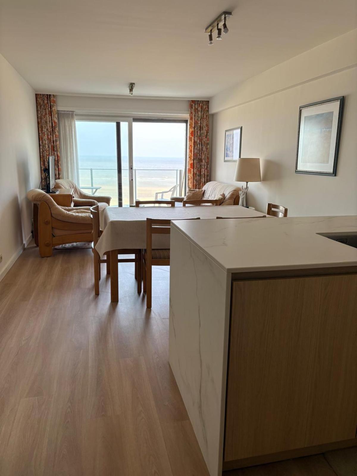 Seagull, Ruim En Volledig Vernieuwd Appartement Met Zeezicht In Westende Middelkerke Luaran gambar