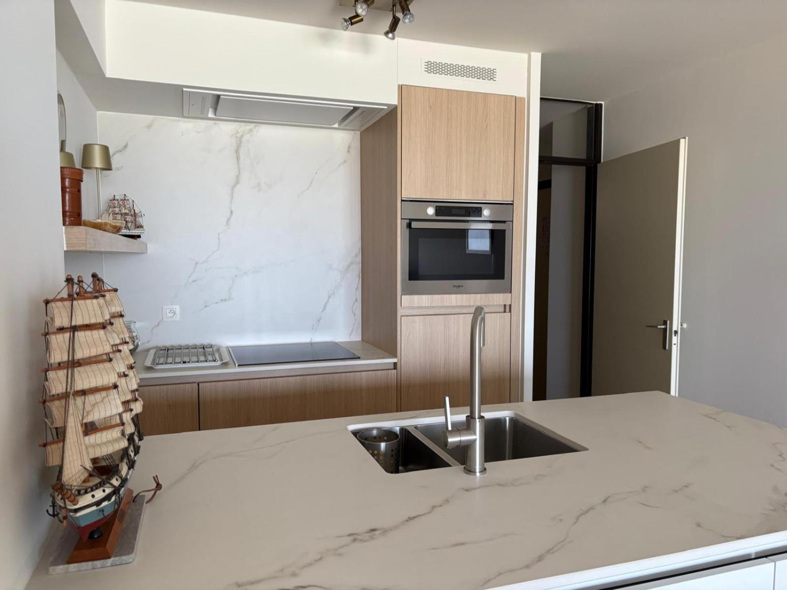 Seagull, Ruim En Volledig Vernieuwd Appartement Met Zeezicht In Westende Middelkerke Luaran gambar